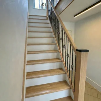 Set 13 Oak Finger Joint Straight Tread With White Riser - Essential Range